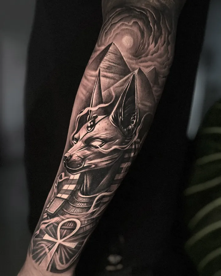 Anubis con pirámides y el símbolo ankh
