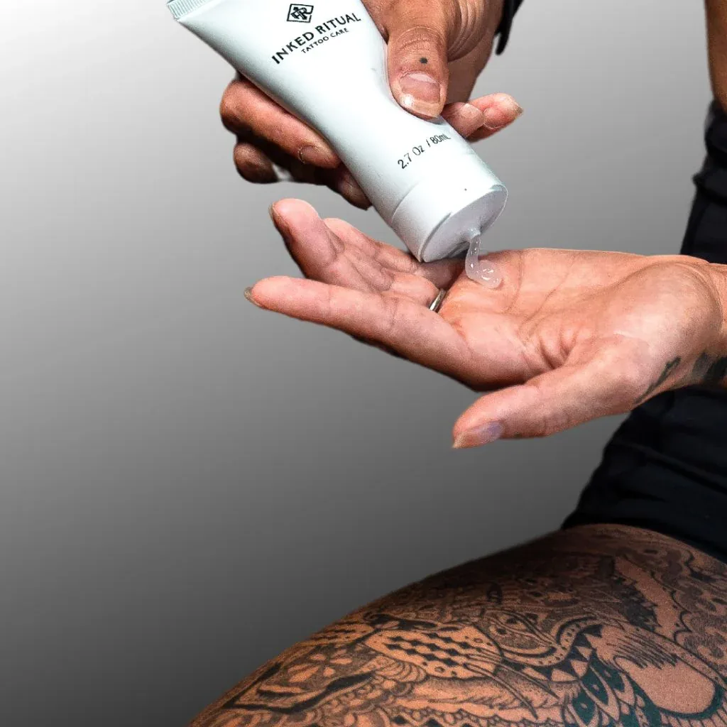 Crema para el cuidado del tatuaje aplicada en la palma de la mano