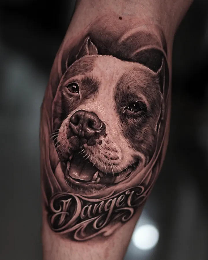 Retrato de un perro con el nombre Danger en letras caligráficas