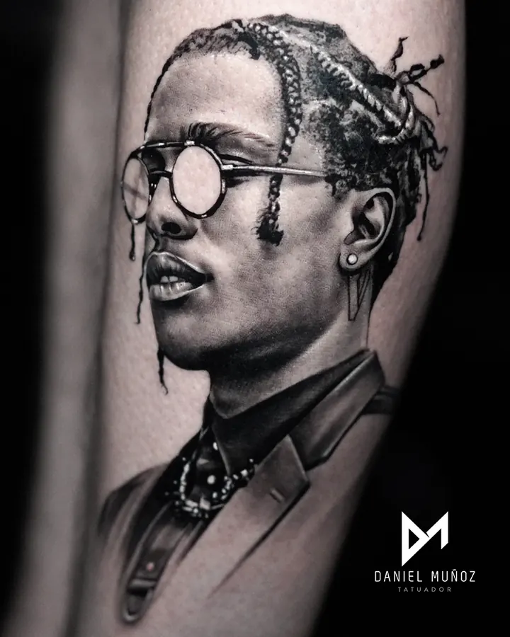Retrato de A$AP Rocky con trenzas y gafas redondas