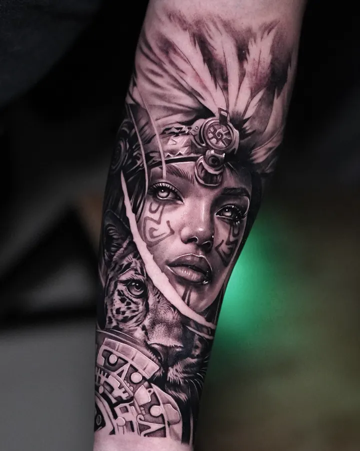 Rostro de guerrera con penacho de plumas junto a un jaguar y un calendario