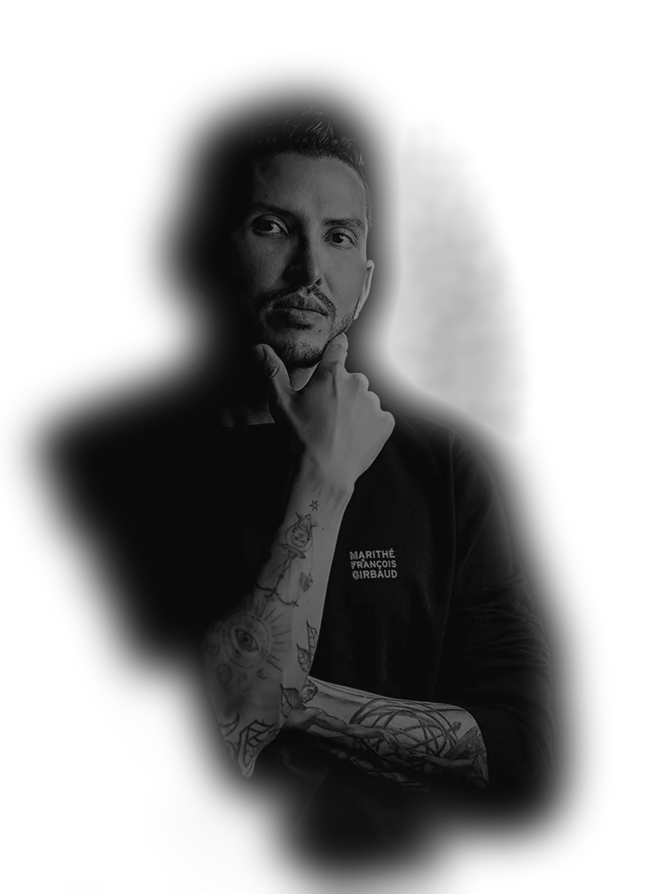 Retrato en blanco y negro de Daniel Muñoz con los brazos tatuados