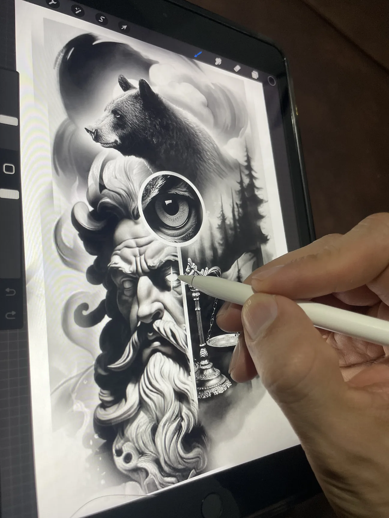 Daniel Muñoz diseñando en la tableta el boceto de El sabio, el oso y la balanza