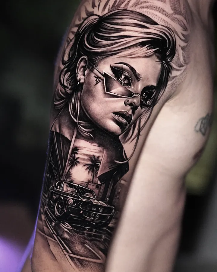 Retrato de mujer con gafas, palmeras y un auto clásico