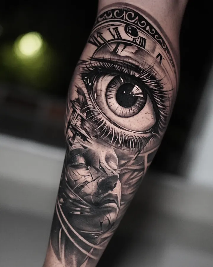Ojo realista dentro de un reloj con números romanos y un rostro fragmentado
