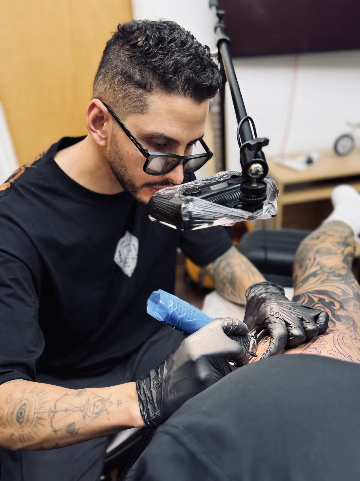 Daniel Muñoz tatuando durante una sesión en el estudio