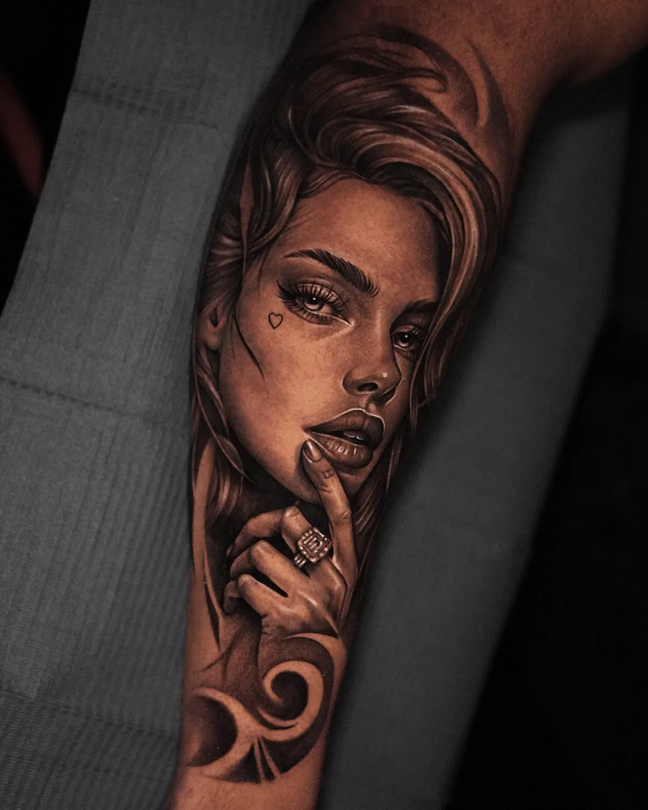 Retrato femenino en black & grey con la mano en los labios y un anillo