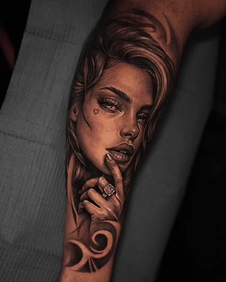 Retrato femenino en black & grey con la mano en los labios y un anillo